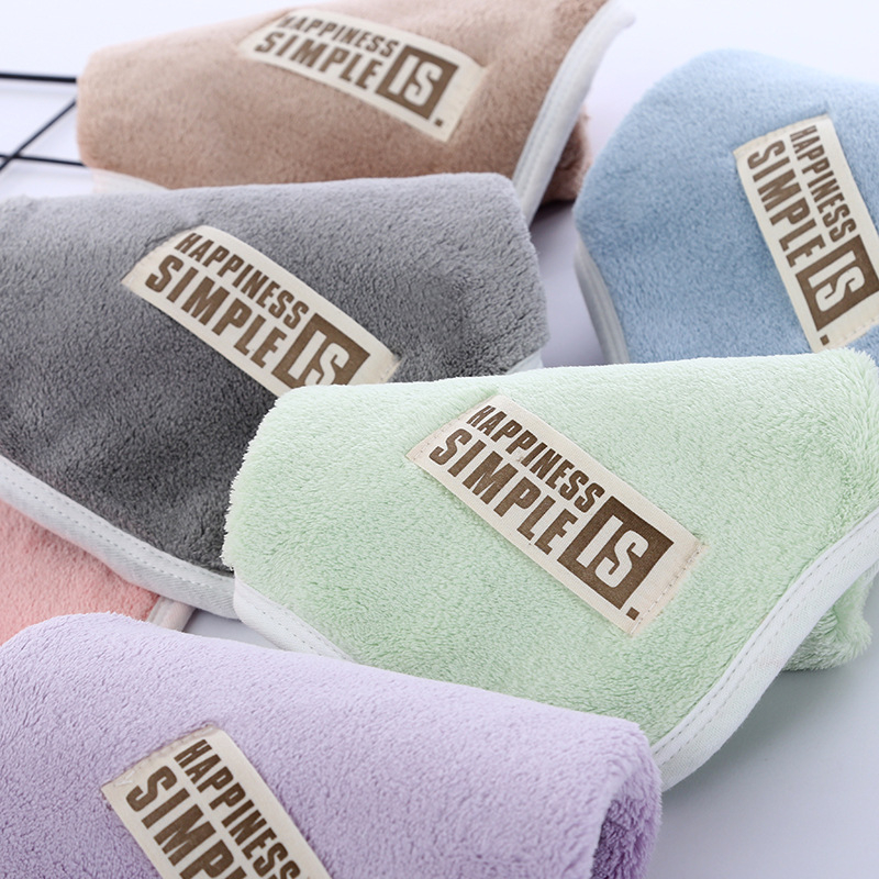 Prosop pătrat dublu-fațet din fleece coral, gros, moale și foarte absorbant, fără scame, pentru față și curățenie; Material: fleece coral; Densitate: înaltă; Absorbție: 26–30 s; Greutate: 68 g