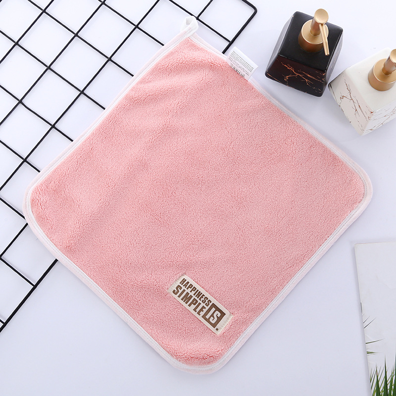 Prosop pătrat dublu-fațet din fleece coral, gros, moale și foarte absorbant, fără scame, pentru față și curățenie; Material: fleece coral; Densitate: înaltă; Absorbție: 26–30 s; Greutate: 68 g