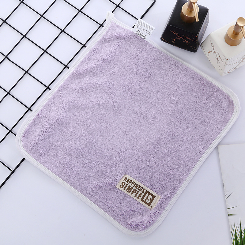 Prosop pătrat dublu-fațet din fleece coral, gros, moale și foarte absorbant, fără scame, pentru față și curățenie; Material: fleece coral; Densitate: înaltă; Absorbție: 26–30 s; Greutate: 68 g