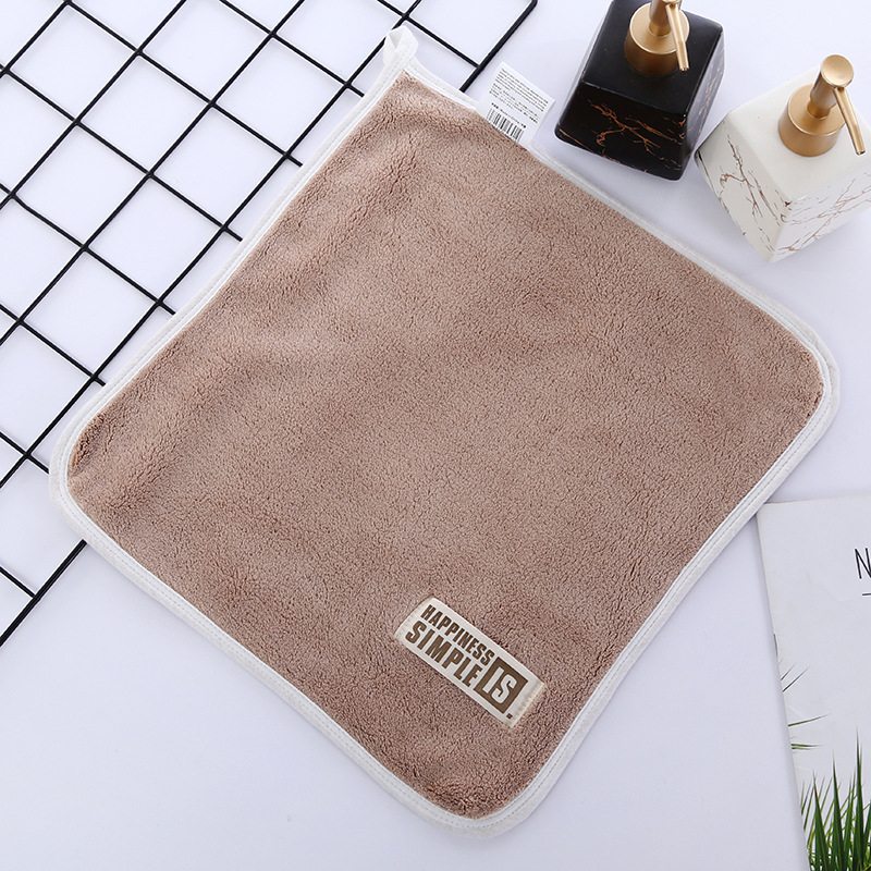 Prosop pătrat dublu-fațet din fleece coral, gros, moale și foarte absorbant, fără scame, pentru față și curățenie; Material: fleece coral; Densitate: înaltă; Absorbție: 26–30 s; Greutate: 68 g