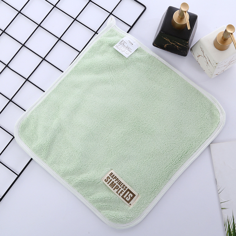 Prosop pătrat dublu-fațet din fleece coral, gros, moale și foarte absorbant, fără scame, pentru față și curățenie; Material: fleece coral; Densitate: înaltă; Absorbție: 26–30 s; Greutate: 68 g