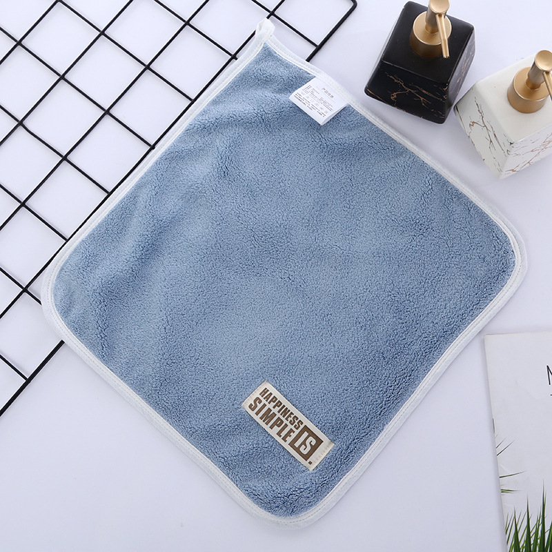 Prosop pătrat dublu-fațet din fleece coral, gros, moale și foarte absorbant, fără scame, pentru față și curățenie; Material: fleece coral; Densitate: înaltă; Absorbție: 26–30 s; Greutate: 68 g