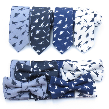 Ανδρικό σετ κορεατικού στυλ: λεπτή γραβάτα και παπιγιόν με μαντήλι τσέπης, μοτίβο δεινοσαύρου; Υλικό: πολυεστέρας νήματα; Στυλ: μοντέρνο, τύπος βέλους; Διαδικασία: εκτύπωση; Μοτίβο: καρτούν