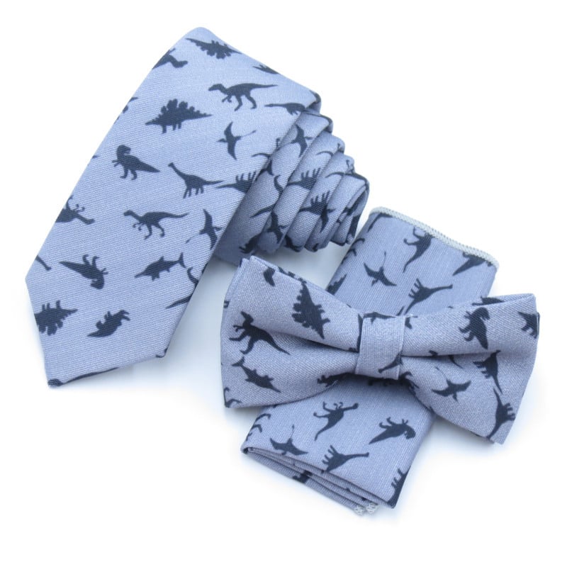 Ανδρικό σετ κορεατικού στυλ: λεπτή γραβάτα και παπιγιόν με μαντήλι τσέπης, μοτίβο δεινοσαύρου; Υλικό: πολυεστέρας νήματα; Στυλ: μοντέρνο, τύπος βέλους; Διαδικασία: εκτύπωση; Μοτίβο: καρτούν