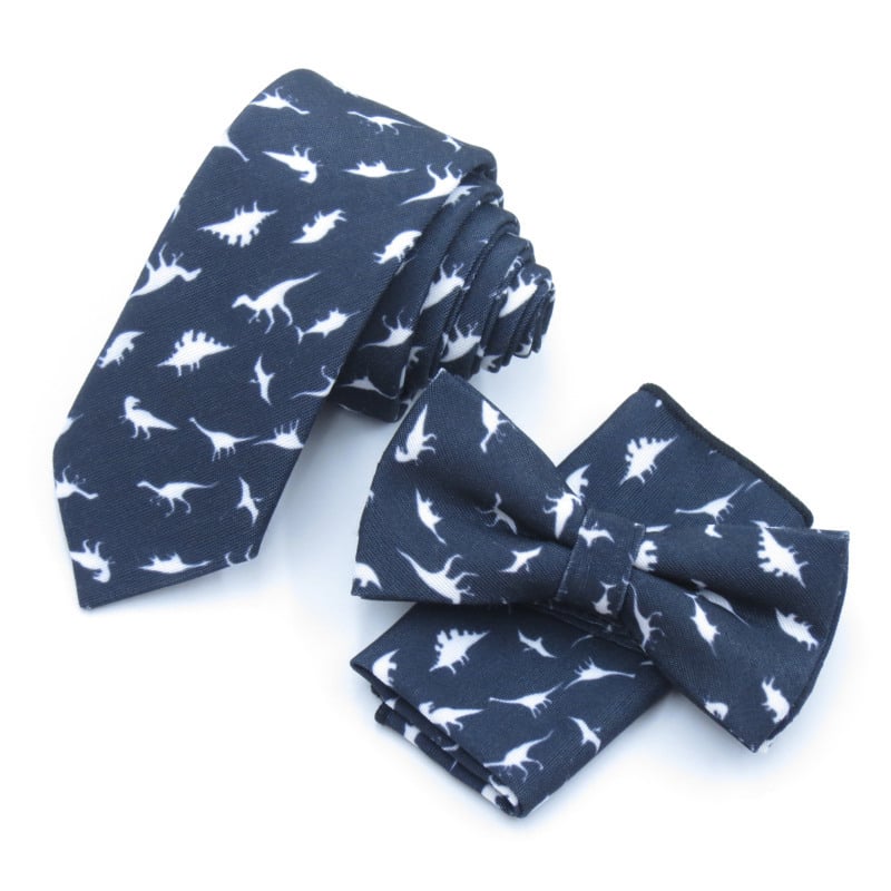 Ανδρικό σετ κορεατικού στυλ: λεπτή γραβάτα και παπιγιόν με μαντήλι τσέπης, μοτίβο δεινοσαύρου; Υλικό: πολυεστέρας νήματα; Στυλ: μοντέρνο, τύπος βέλους; Διαδικασία: εκτύπωση; Μοτίβο: καρτούν