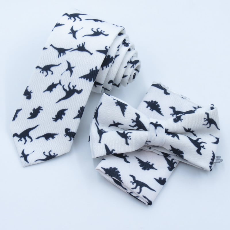 Ανδρικό σετ κορεατικού στυλ: λεπτή γραβάτα και παπιγιόν με μαντήλι τσέπης, μοτίβο δεινοσαύρου; Υλικό: πολυεστέρας νήματα; Στυλ: μοντέρνο, τύπος βέλους; Διαδικασία: εκτύπωση; Μοτίβο: καρτούν
