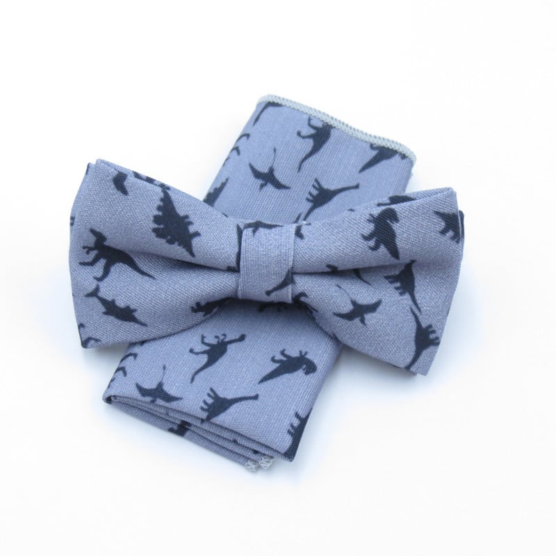 Ανδρικό σετ κορεατικού στυλ: λεπτή γραβάτα και παπιγιόν με μαντήλι τσέπης, μοτίβο δεινοσαύρου; Υλικό: πολυεστέρας νήματα; Στυλ: μοντέρνο, τύπος βέλους; Διαδικασία: εκτύπωση; Μοτίβο: καρτούν