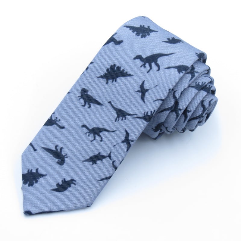 Ανδρικό σετ κορεατικού στυλ: λεπτή γραβάτα και παπιγιόν με μαντήλι τσέπης, μοτίβο δεινοσαύρου; Υλικό: πολυεστέρας νήματα; Στυλ: μοντέρνο, τύπος βέλους; Διαδικασία: εκτύπωση; Μοτίβο: καρτούν