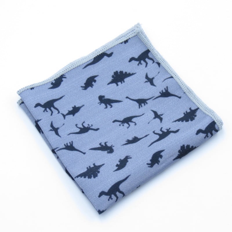 Ανδρικό σετ κορεατικού στυλ: λεπτή γραβάτα και παπιγιόν με μαντήλι τσέπης, μοτίβο δεινοσαύρου; Υλικό: πολυεστέρας νήματα; Στυλ: μοντέρνο, τύπος βέλους; Διαδικασία: εκτύπωση; Μοτίβο: καρτούν