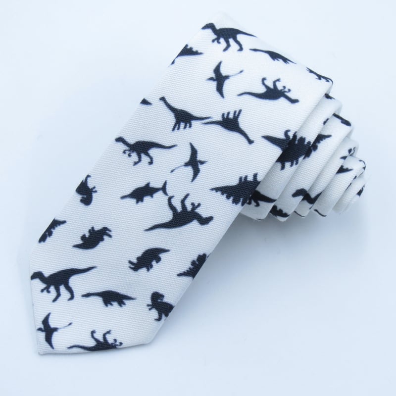 Ανδρικό σετ κορεατικού στυλ: λεπτή γραβάτα και παπιγιόν με μαντήλι τσέπης, μοτίβο δεινοσαύρου; Υλικό: πολυεστέρας νήματα; Στυλ: μοντέρνο, τύπος βέλους; Διαδικασία: εκτύπωση; Μοτίβο: καρτούν