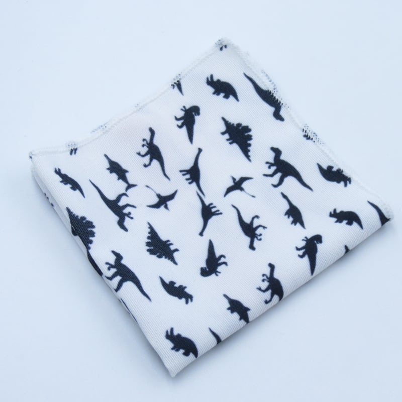 Ανδρικό σετ κορεατικού στυλ: λεπτή γραβάτα και παπιγιόν με μαντήλι τσέπης, μοτίβο δεινοσαύρου; Υλικό: πολυεστέρας νήματα; Στυλ: μοντέρνο, τύπος βέλους; Διαδικασία: εκτύπωση; Μοτίβο: καρτούν