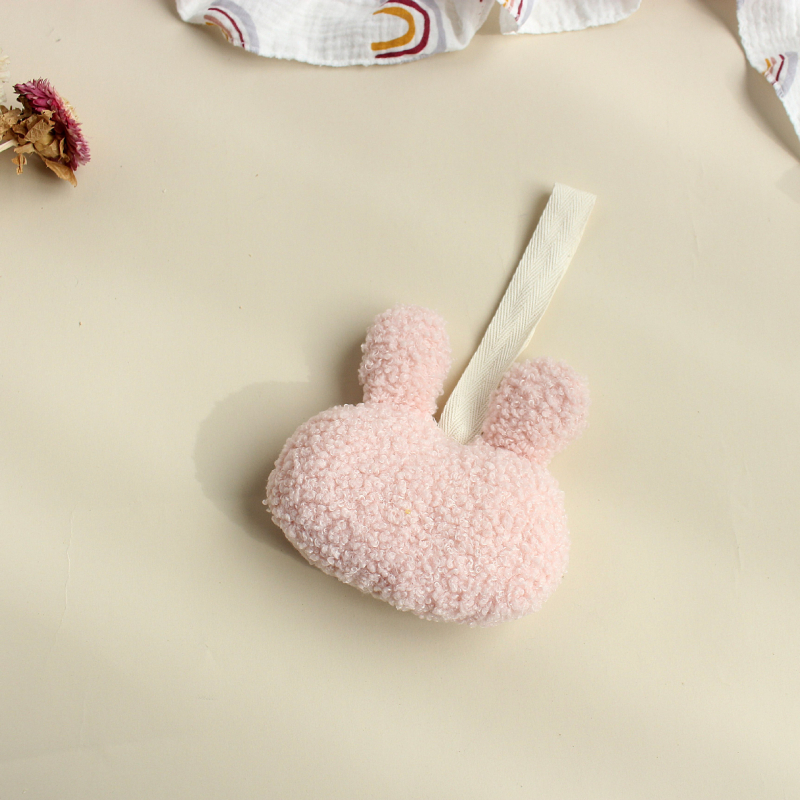 Κρίκος πιπίλας με λούτρινο λαγουδάκι βελούδινο μασητικό και αντι-πτώσης κρεμάστρα — πολυεστέρας; ηλικία 0–3 ετών; προέλευση Zhejiang; λείανση φινίρισμα; Φθινόπωρο 2023