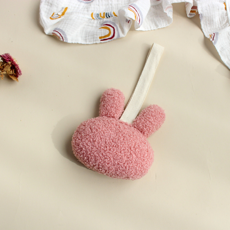 Κρίκος πιπίλας με λούτρινο λαγουδάκι βελούδινο μασητικό και αντι-πτώσης κρεμάστρα — πολυεστέρας; ηλικία 0–3 ετών; προέλευση Zhejiang; λείανση φινίρισμα; Φθινόπωρο 2023