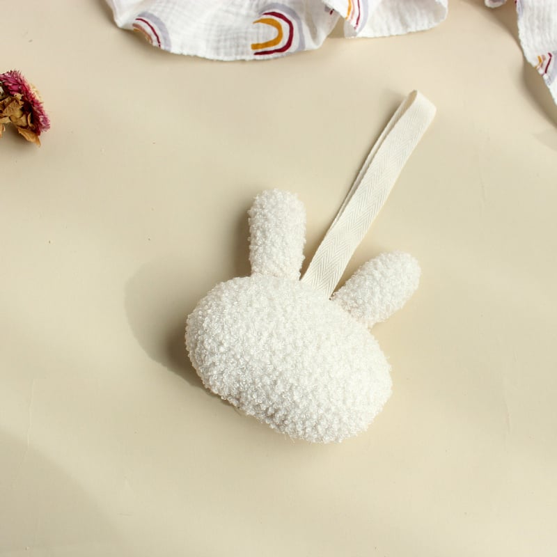 Κρίκος πιπίλας με λούτρινο λαγουδάκι βελούδινο μασητικό και αντι-πτώσης κρεμάστρα — πολυεστέρας; ηλικία 0–3 ετών; προέλευση Zhejiang; λείανση φινίρισμα; Φθινόπωρο 2023