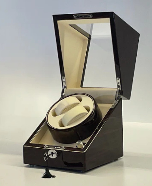 Mechaninė laikrodžių vyniojimo dėžutė – laikrodžių saugojimo dėklas su automatinio vyniojimo funkcija, anti-magnetinis, 2+0 dizainas; kietas medis su PU oda, veliūro vidus ir pianino lakas paviršius.