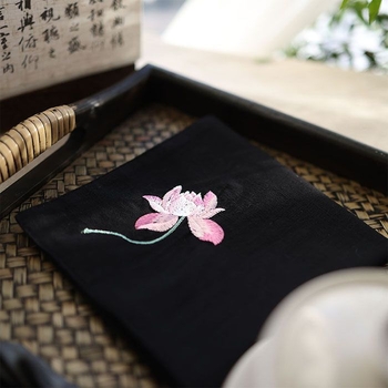 Τετράγωνη χαρτοπετσέτα τσέπης με κέντημα λωτού και ζεν μοτίβο (Pocket square; Unique; Alloy; Spring 2025; Adult)