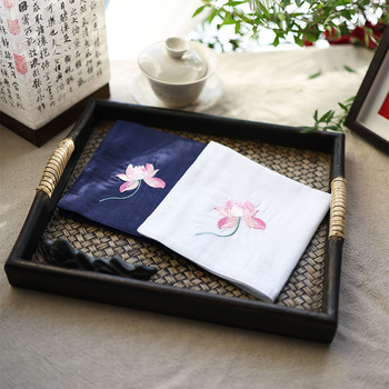 Τετράγωνη χαρτοπετσέτα τσέπης με κέντημα λωτού και ζεν μοτίβο (Pocket square; Unique; Alloy; Spring 2025; Adult)