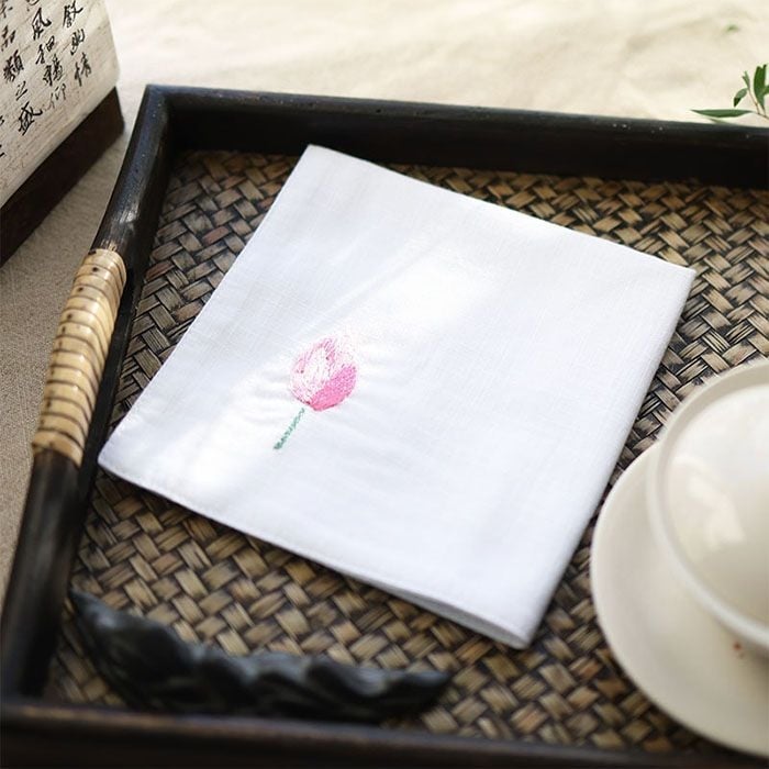 Τετράγωνη χαρτοπετσέτα τσέπης με κέντημα λωτού και ζεν μοτίβο (Pocket square; Unique; Alloy; Spring 2025; Adult)