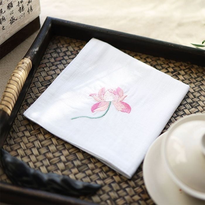 Τετράγωνη χαρτοπετσέτα τσέπης με κέντημα λωτού και ζεν μοτίβο (Pocket square; Unique; Alloy; Spring 2025; Adult)