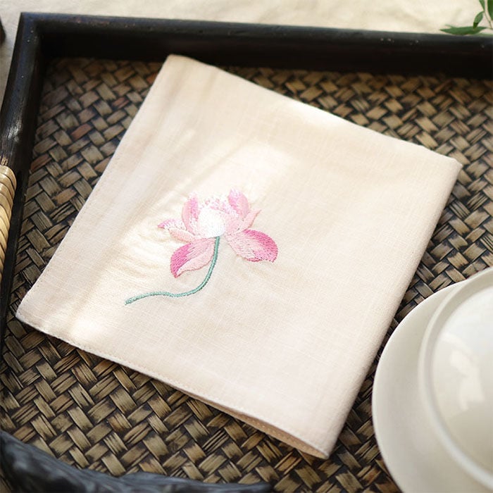 Τετράγωνη χαρτοπετσέτα τσέπης με κέντημα λωτού και ζεν μοτίβο (Pocket square; Unique; Alloy; Spring 2025; Adult)