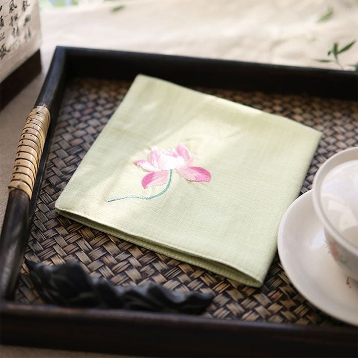 Τετράγωνη χαρτοπετσέτα τσέπης με κέντημα λωτού και ζεν μοτίβο (Pocket square; Unique; Alloy; Spring 2025; Adult)