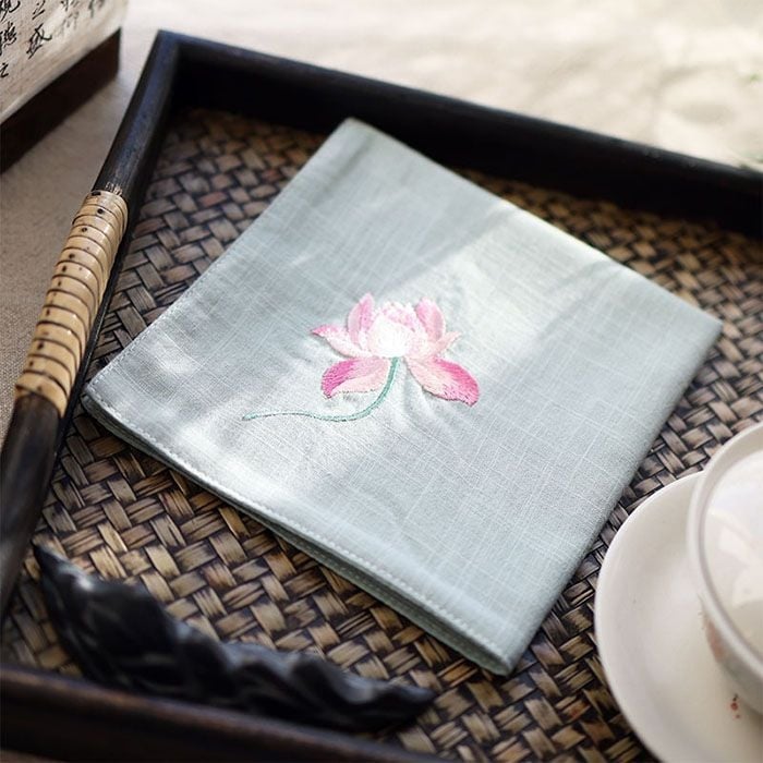 Τετράγωνη χαρτοπετσέτα τσέπης με κέντημα λωτού και ζεν μοτίβο (Pocket square; Unique; Alloy; Spring 2025; Adult)