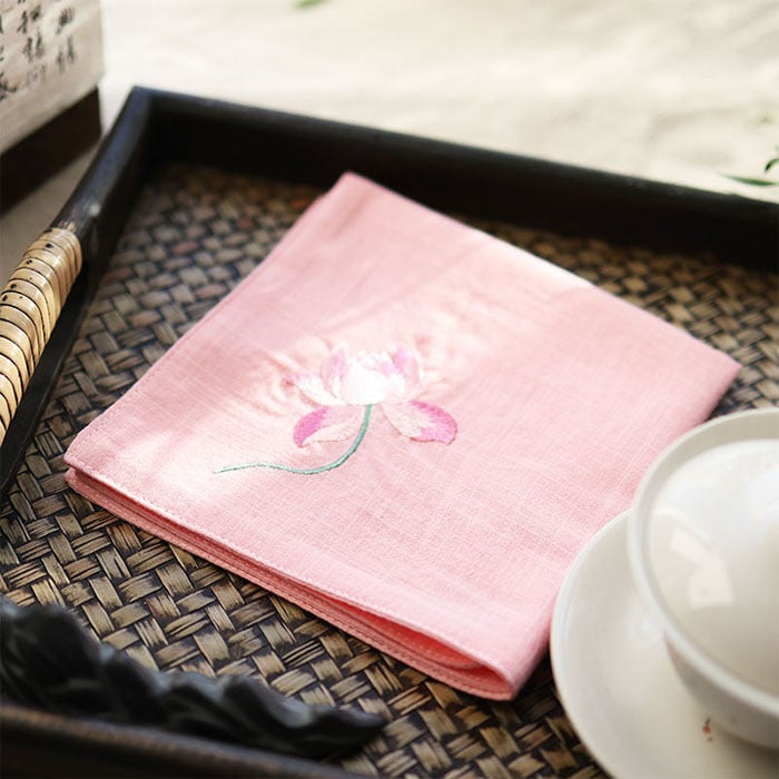 Τετράγωνη χαρτοπετσέτα τσέπης με κέντημα λωτού και ζεν μοτίβο (Pocket square; Unique; Alloy; Spring 2025; Adult)