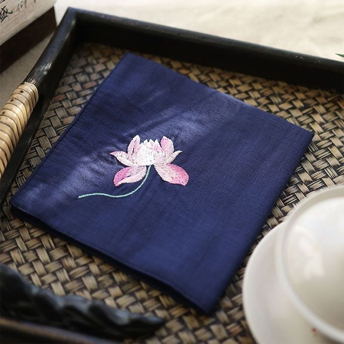Τετράγωνη χαρτοπετσέτα τσέπης με κέντημα λωτού και ζεν μοτίβο (Pocket square; Unique; Alloy; Spring 2025; Adult)