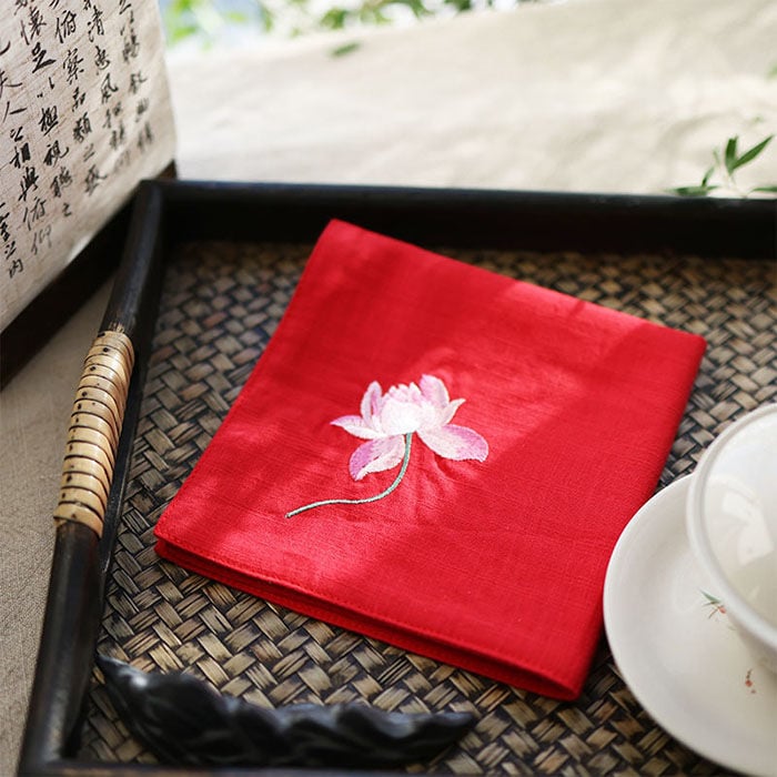 Τετράγωνη χαρτοπετσέτα τσέπης με κέντημα λωτού και ζεν μοτίβο (Pocket square; Unique; Alloy; Spring 2025; Adult)