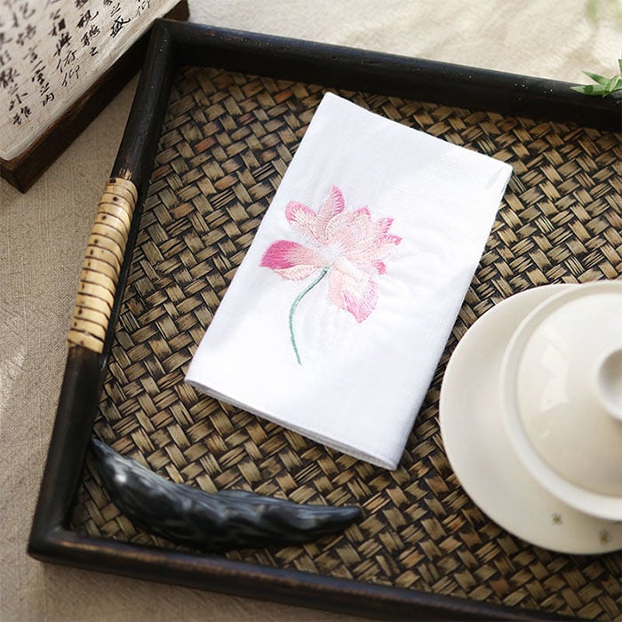 Τετράγωνη χαρτοπετσέτα τσέπης με κέντημα λωτού και ζεν μοτίβο (Pocket square; Unique; Alloy; Spring 2025; Adult)