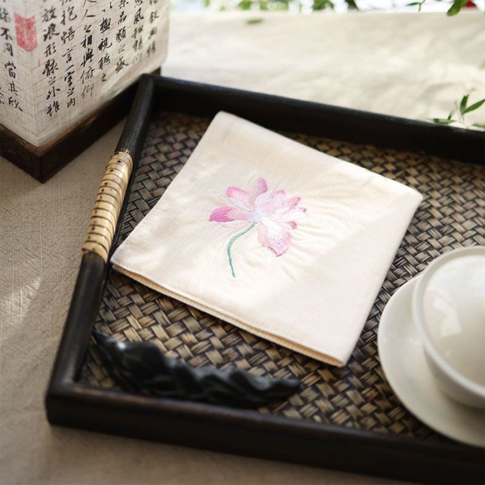 Τετράγωνη χαρτοπετσέτα τσέπης με κέντημα λωτού και ζεν μοτίβο (Pocket square; Unique; Alloy; Spring 2025; Adult)