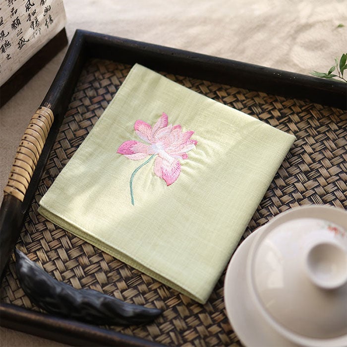 Τετράγωνη χαρτοπετσέτα τσέπης με κέντημα λωτού και ζεν μοτίβο (Pocket square; Unique; Alloy; Spring 2025; Adult)