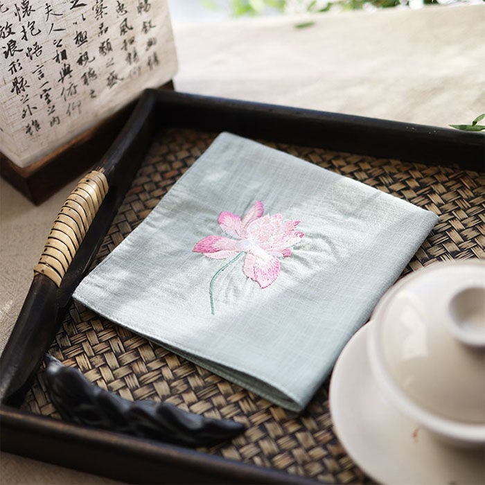 Τετράγωνη χαρτοπετσέτα τσέπης με κέντημα λωτού και ζεν μοτίβο (Pocket square; Unique; Alloy; Spring 2025; Adult)