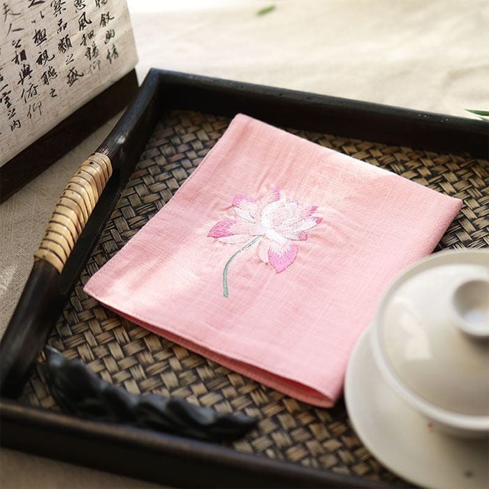 Τετράγωνη χαρτοπετσέτα τσέπης με κέντημα λωτού και ζεν μοτίβο (Pocket square; Unique; Alloy; Spring 2025; Adult)