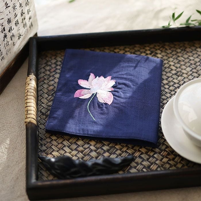 Τετράγωνη χαρτοπετσέτα τσέπης με κέντημα λωτού και ζεν μοτίβο (Pocket square; Unique; Alloy; Spring 2025; Adult)