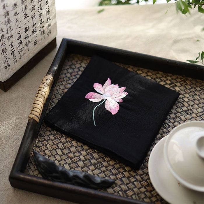 Τετράγωνη χαρτοπετσέτα τσέπης με κέντημα λωτού και ζεν μοτίβο (Pocket square; Unique; Alloy; Spring 2025; Adult)