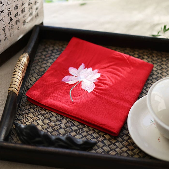 Τετράγωνη χαρτοπετσέτα τσέπης με κέντημα λωτού και ζεν μοτίβο (Pocket square; Unique; Alloy; Spring 2025; Adult)