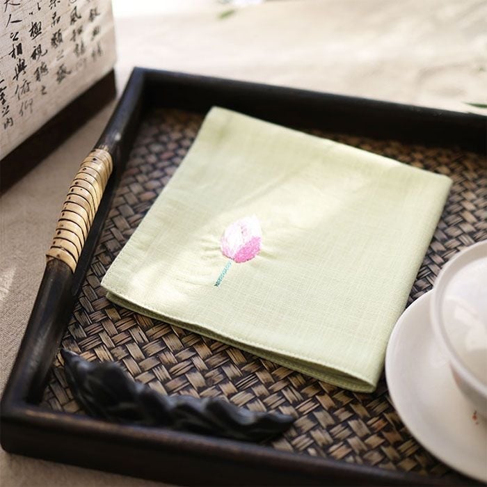 Τετράγωνη χαρτοπετσέτα τσέπης με κέντημα λωτού και ζεν μοτίβο (Pocket square; Unique; Alloy; Spring 2025; Adult)