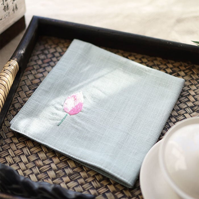 Τετράγωνη χαρτοπετσέτα τσέπης με κέντημα λωτού και ζεν μοτίβο (Pocket square; Unique; Alloy; Spring 2025; Adult)