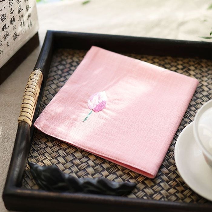 Τετράγωνη χαρτοπετσέτα τσέπης με κέντημα λωτού και ζεν μοτίβο (Pocket square; Unique; Alloy; Spring 2025; Adult)