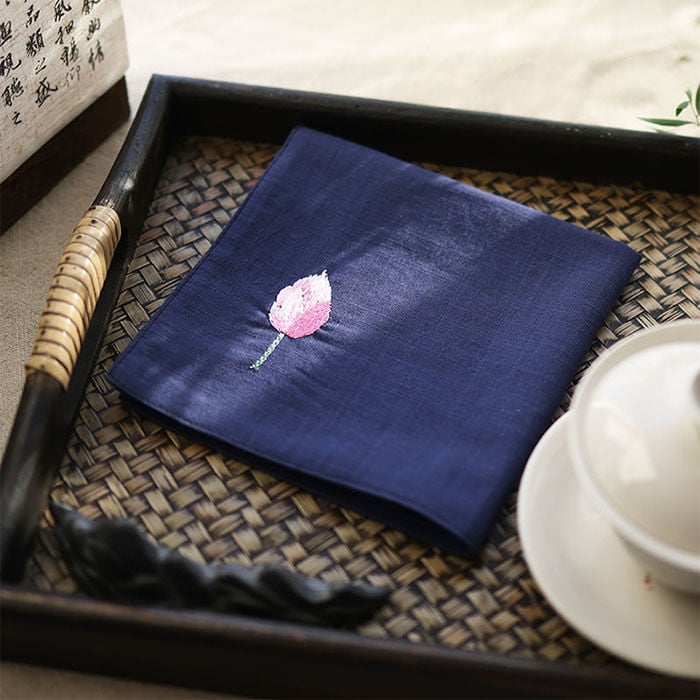 Τετράγωνη χαρτοπετσέτα τσέπης με κέντημα λωτού και ζεν μοτίβο (Pocket square; Unique; Alloy; Spring 2025; Adult)