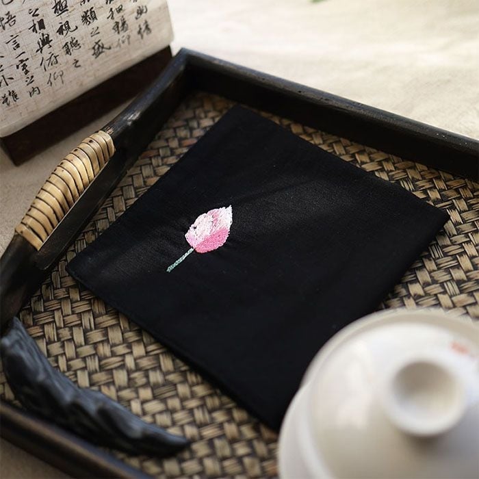 Τετράγωνη χαρτοπετσέτα τσέπης με κέντημα λωτού και ζεν μοτίβο (Pocket square; Unique; Alloy; Spring 2025; Adult)