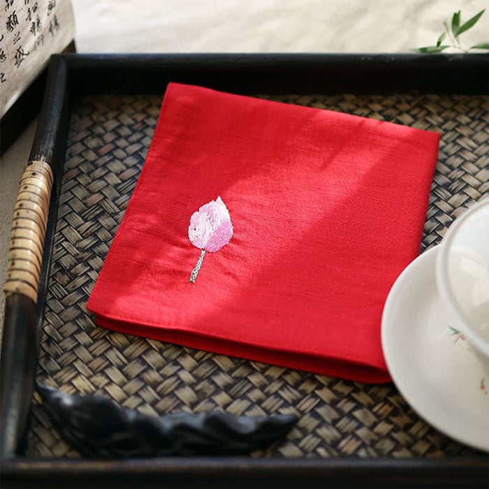 Τετράγωνη χαρτοπετσέτα τσέπης με κέντημα λωτού και ζεν μοτίβο (Pocket square; Unique; Alloy; Spring 2025; Adult)