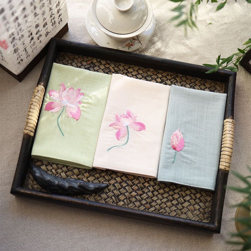 Τετράγωνη χαρτοπετσέτα τσέπης με κέντημα λωτού και ζεν μοτίβο (Pocket square; Unique; Alloy; Spring 2025; Adult)