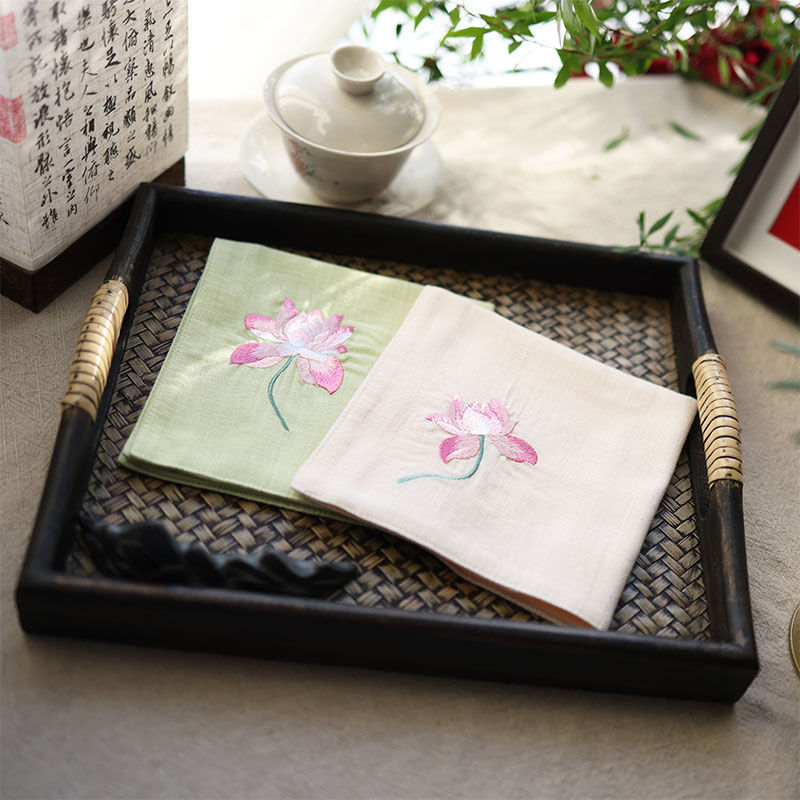 Τετράγωνη χαρτοπετσέτα τσέπης με κέντημα λωτού και ζεν μοτίβο (Pocket square; Unique; Alloy; Spring 2025; Adult)