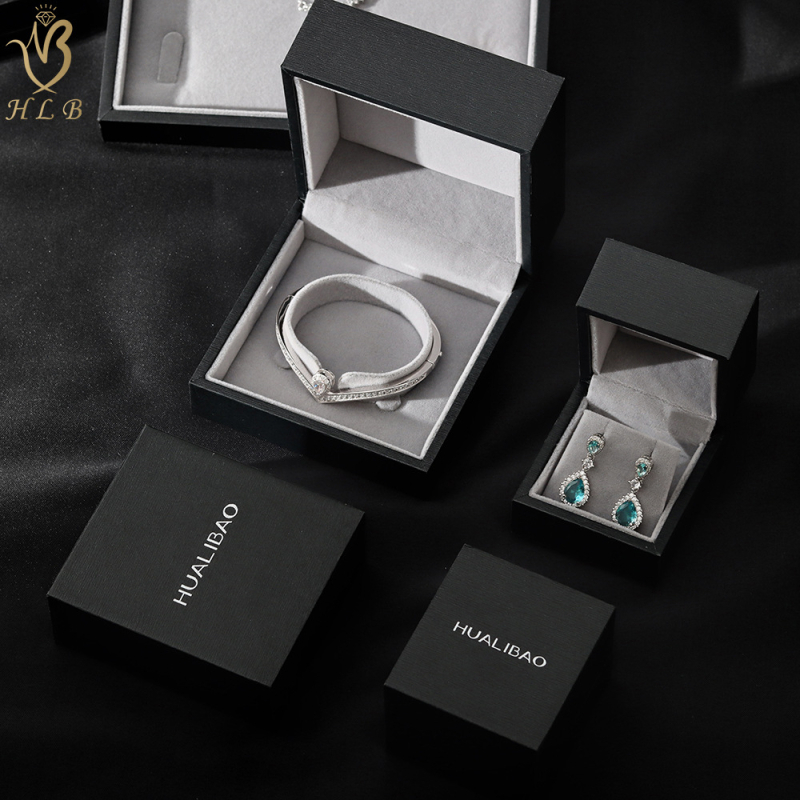 Papirnata kutija za pakiranje nakita od papira s debelim rubom i pravokutnim dizajnom te uzorom borovih iglica, za ogrlicu, prsten, naušnicu ili privjesak