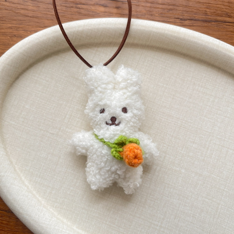 Korejas stila auduma pūkaina bērnu kaklarota ar pūkaino piekariņu – truša un lāča motīvs