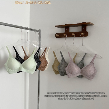 Bešveidīgs krūšturis ar leoparda rakstu, neilona audums ar spandeksa pamatni, 3/4 krūšuforma ar plānām veidotām kupām, aizmugurē divu rindu sprādze