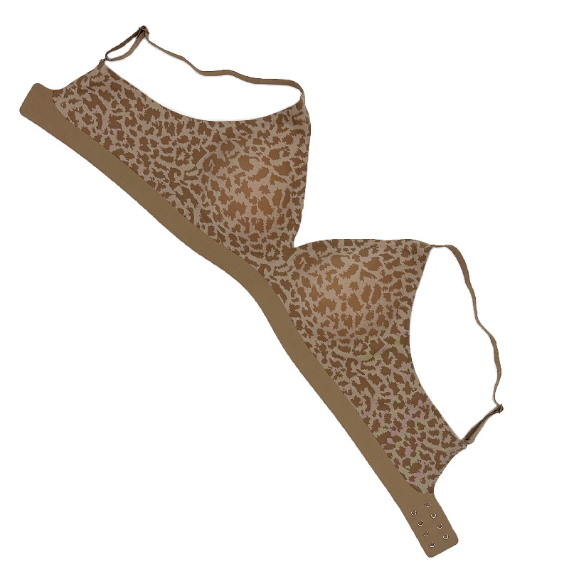 Bešveidīgs krūšturis ar leoparda rakstu, neilona audums ar spandeksa pamatni, 3/4 krūšuforma ar plānām veidotām kupām, aizmugurē divu rindu sprādze