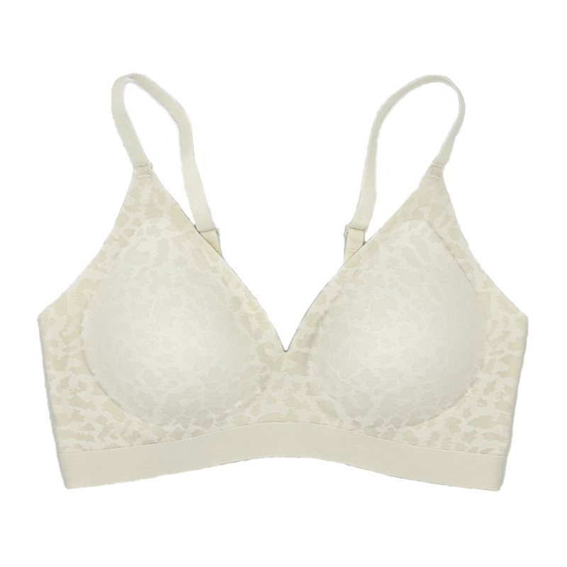 Bešveidīgs krūšturis ar leoparda rakstu, neilona audums ar spandeksa pamatni, 3/4 krūšuforma ar plānām veidotām kupām, aizmugurē divu rindu sprādze